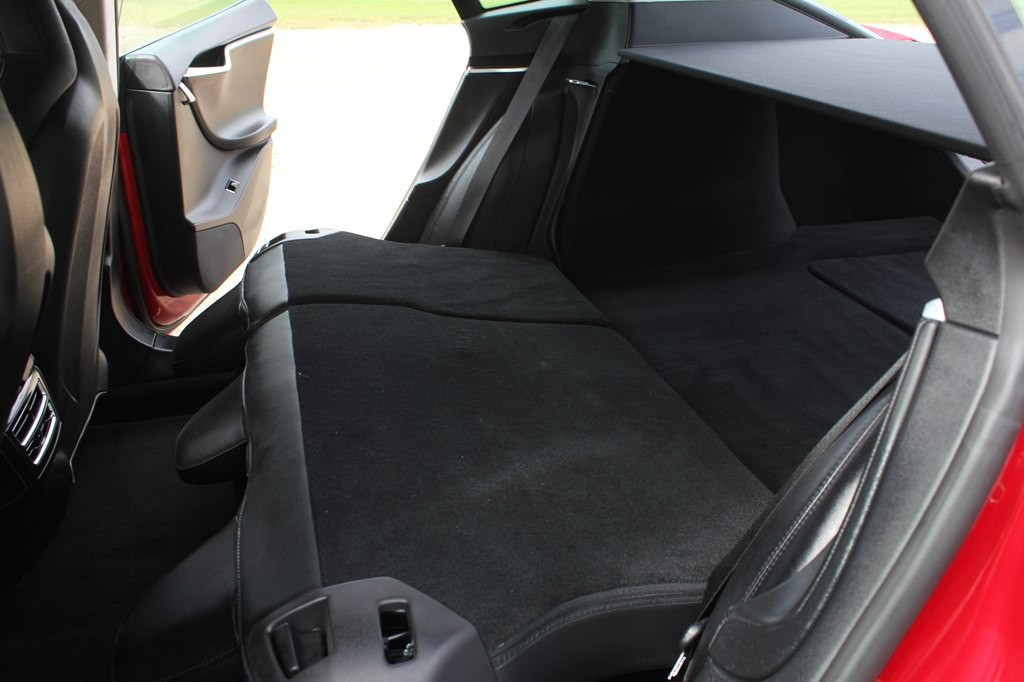 2015 Tesla Model S Image 39