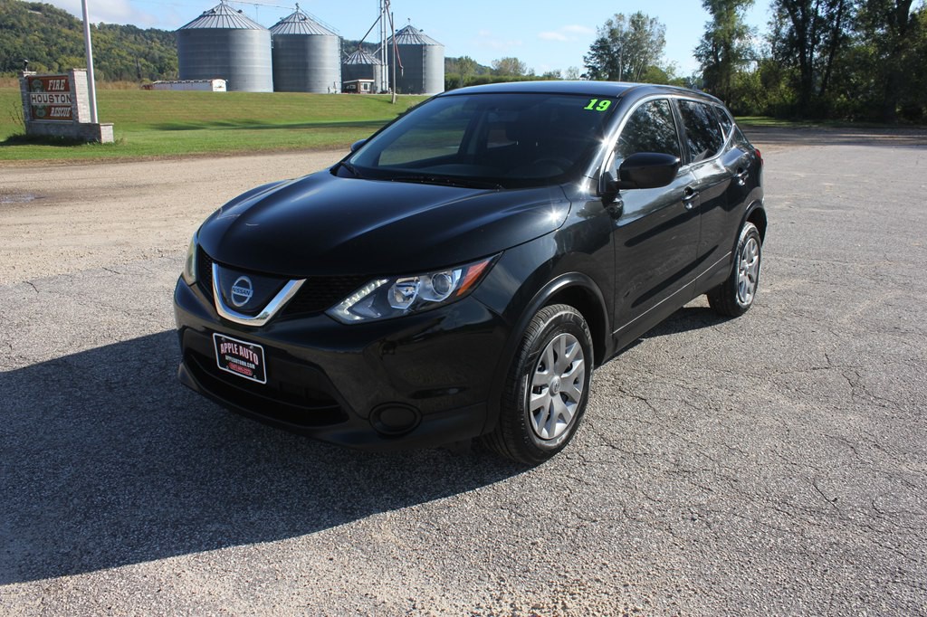 2019 Nissan Rogue Image 1