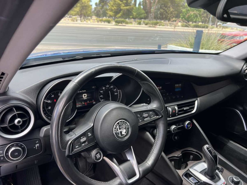 2020 Alfa Romeo Giulia Image 11