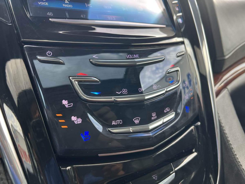 2015 Cadillac Escalade Image 17