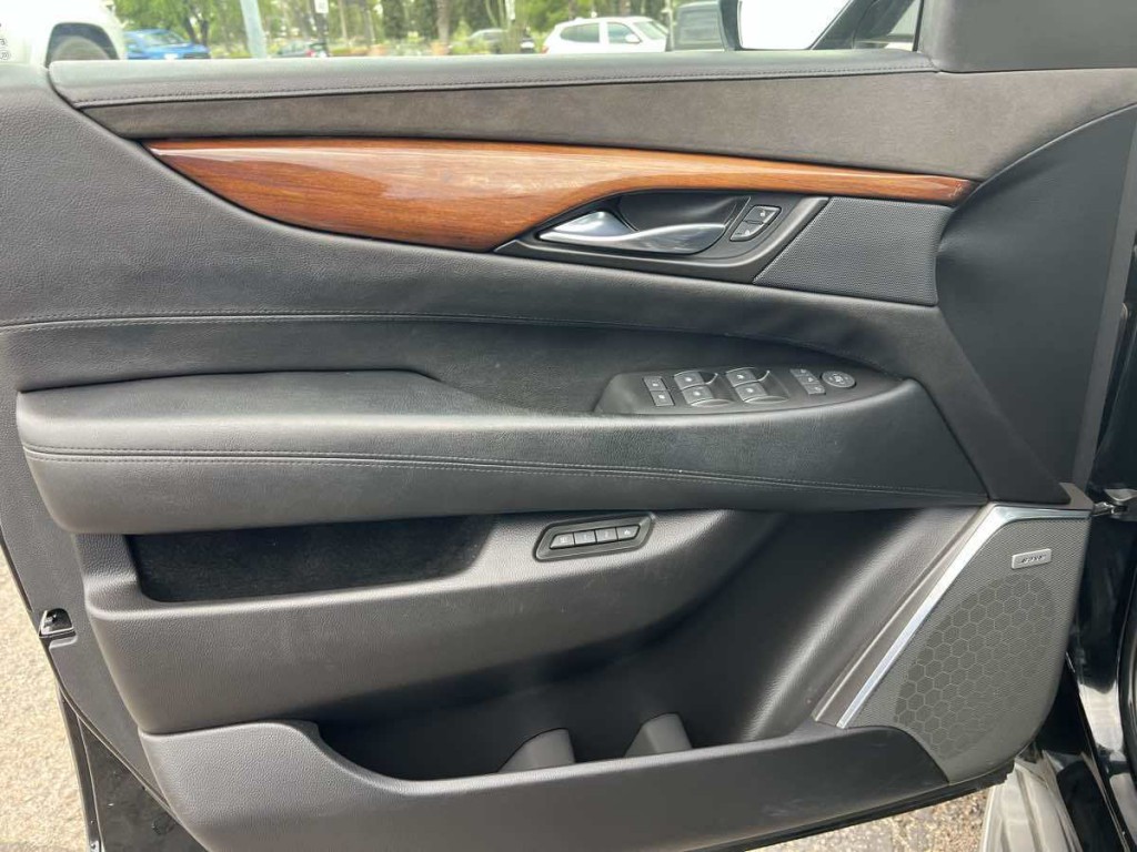 2015 Cadillac Escalade Image 21