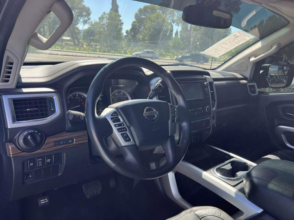 2017 Nissan Titan Image 16
