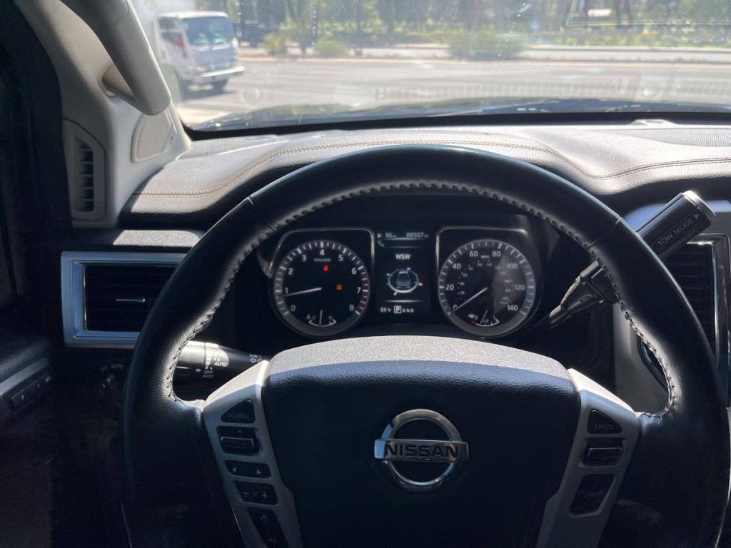 2017 Nissan Titan Image 19