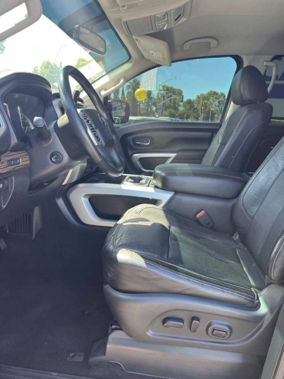 2017 Nissan Titan Image 32