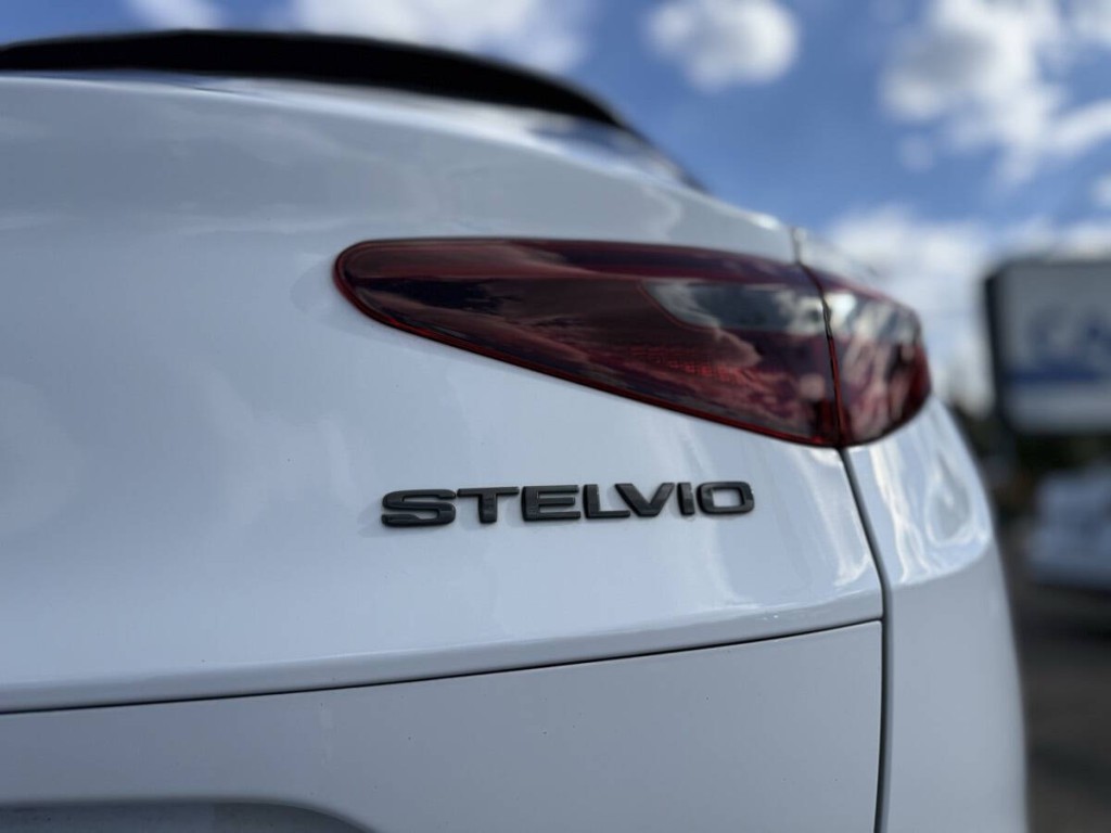 2019 Alfa Romeo Stelvio Image 8