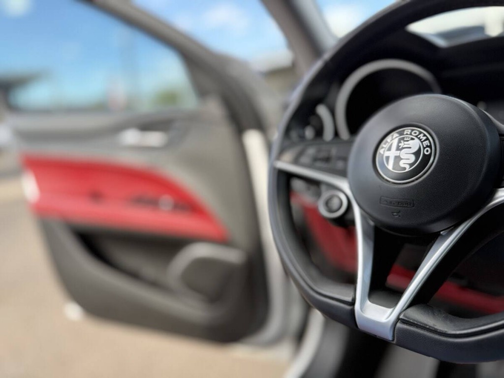 2019 Alfa Romeo Stelvio Image 16