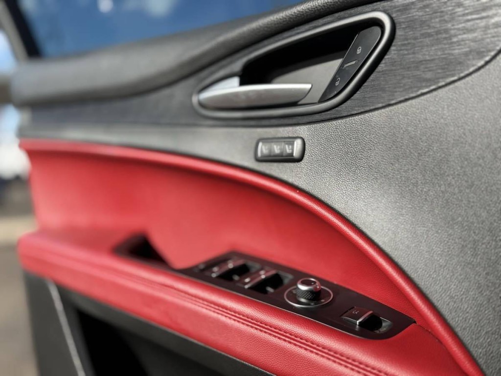 2019 Alfa Romeo Stelvio Image 19