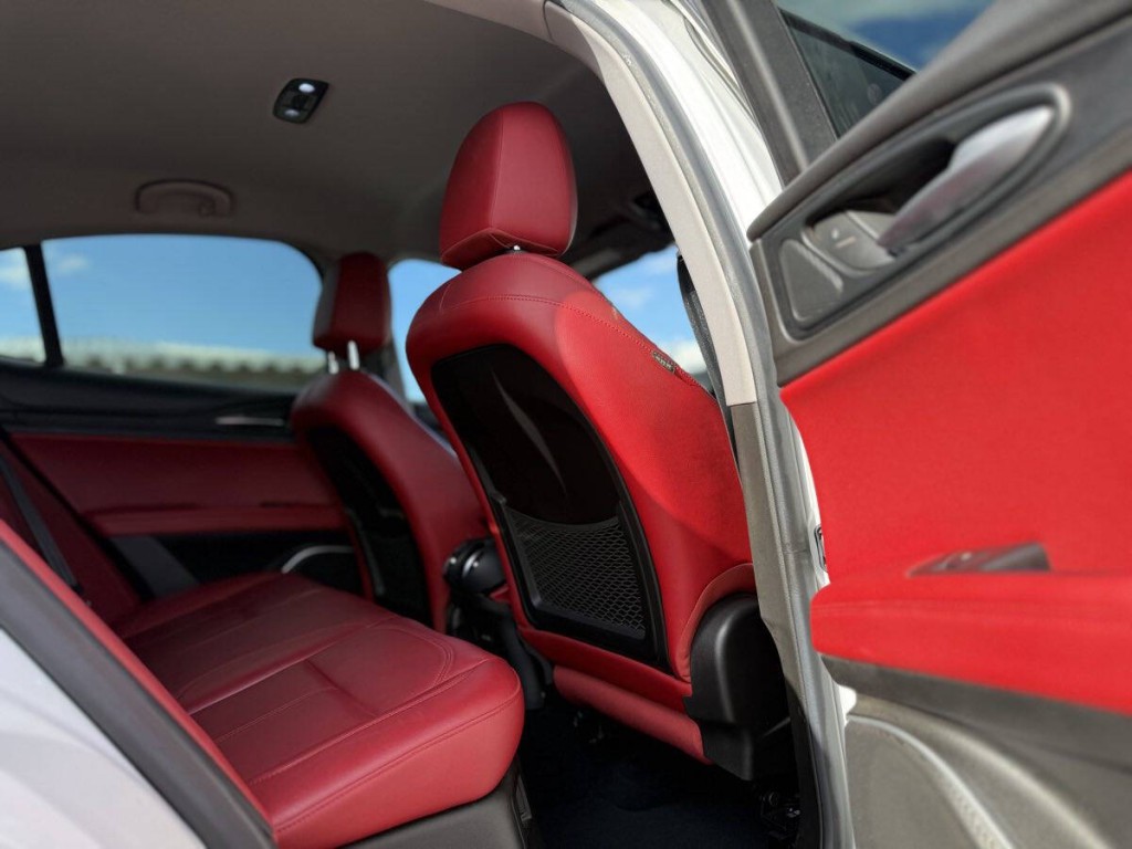 2019 Alfa Romeo Stelvio Image 21