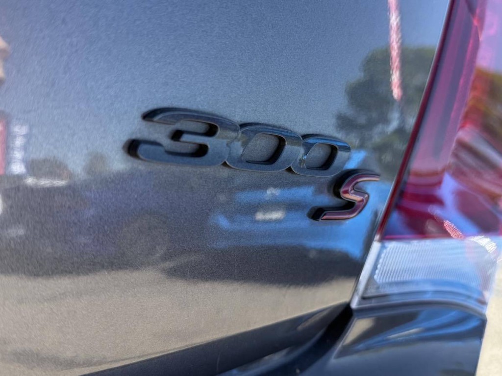 2021 Chrysler 300 Image 8