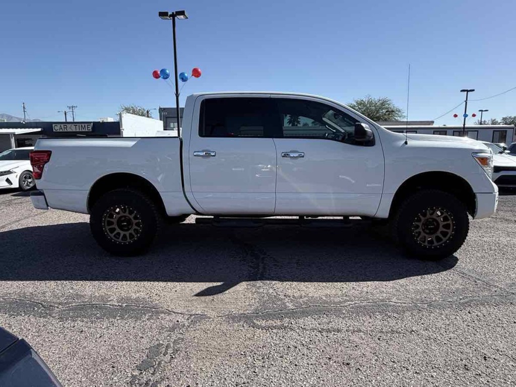 2021 Nissan Titan Image 9
