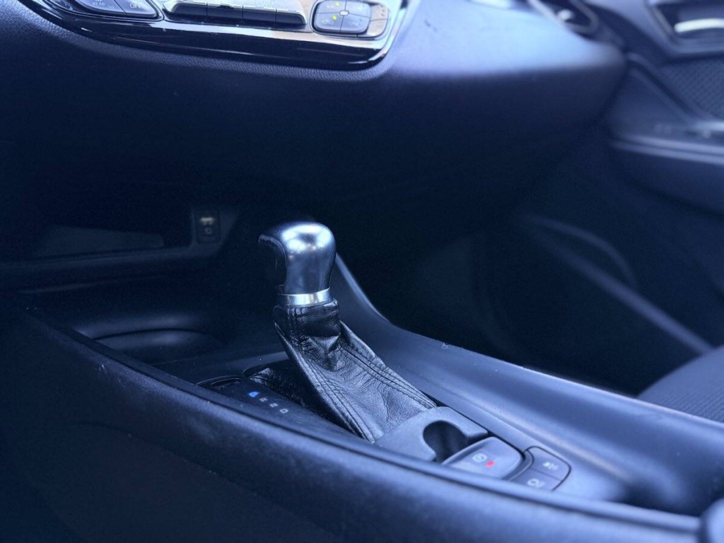 2018 Toyota C-HR Image 16