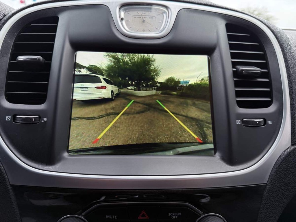 2022 Chrysler 300 Image 17