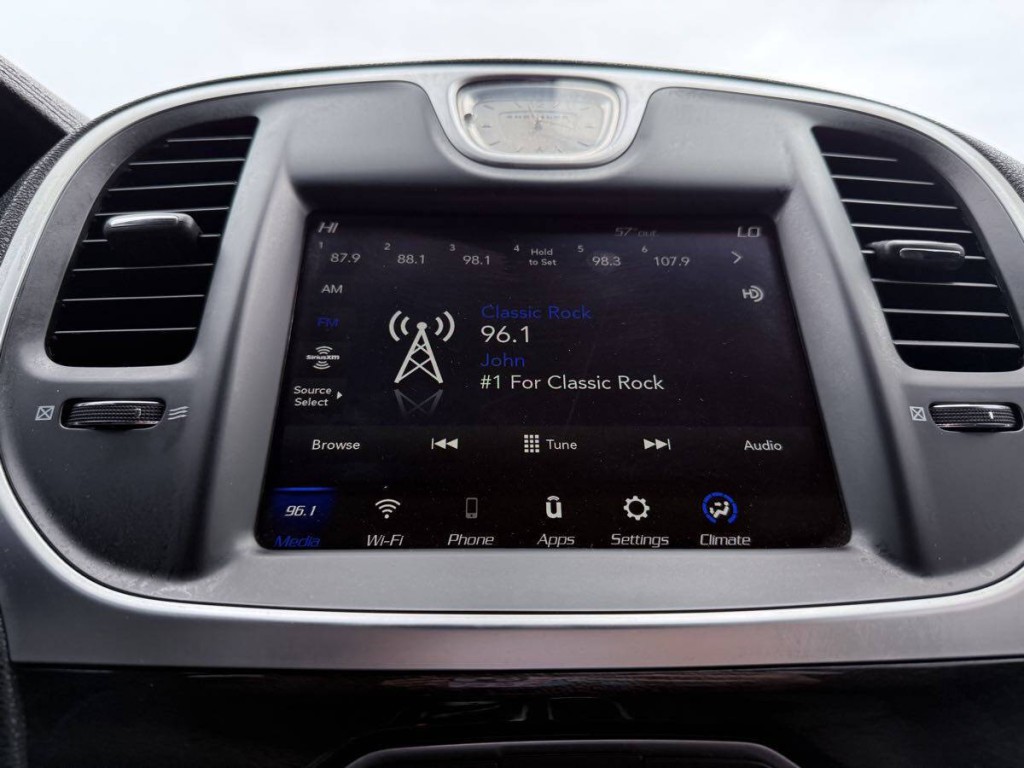 2022 Chrysler 300 Image 18