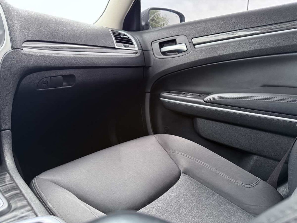 2022 Chrysler 300 Image 22