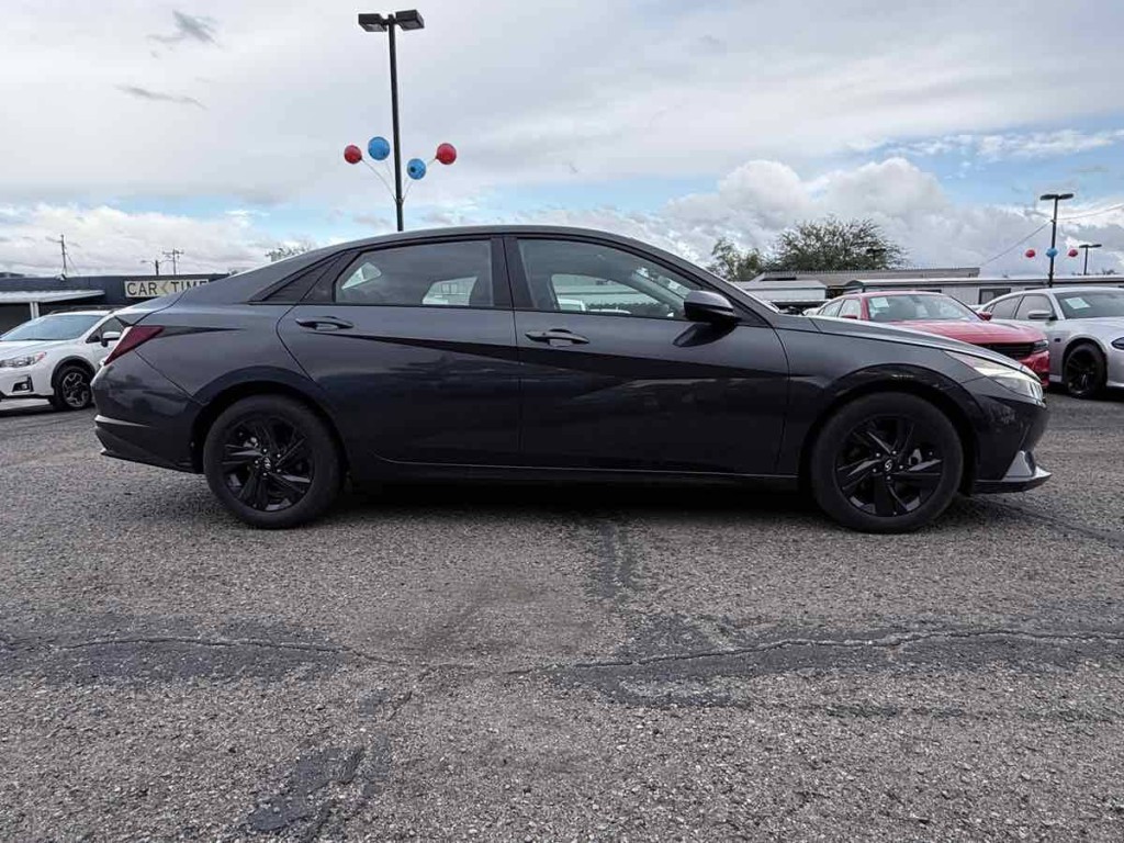 2022 Hyundai Elantra Image 8