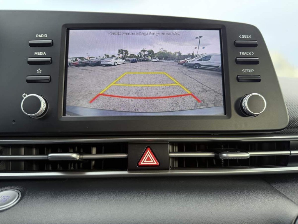 2022 Hyundai Elantra Image 18