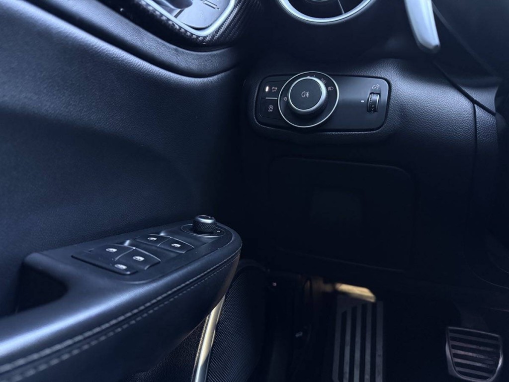 2019 Alfa Romeo Giulia Image 17