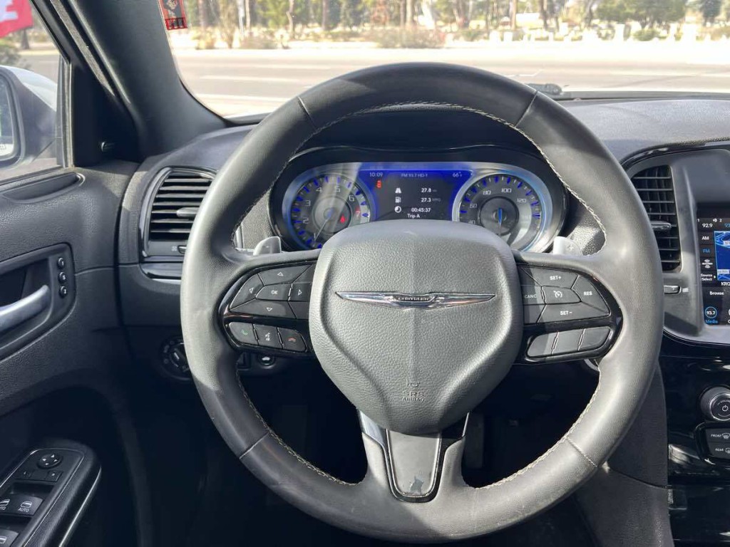 2023 Chrysler 300 Image 11