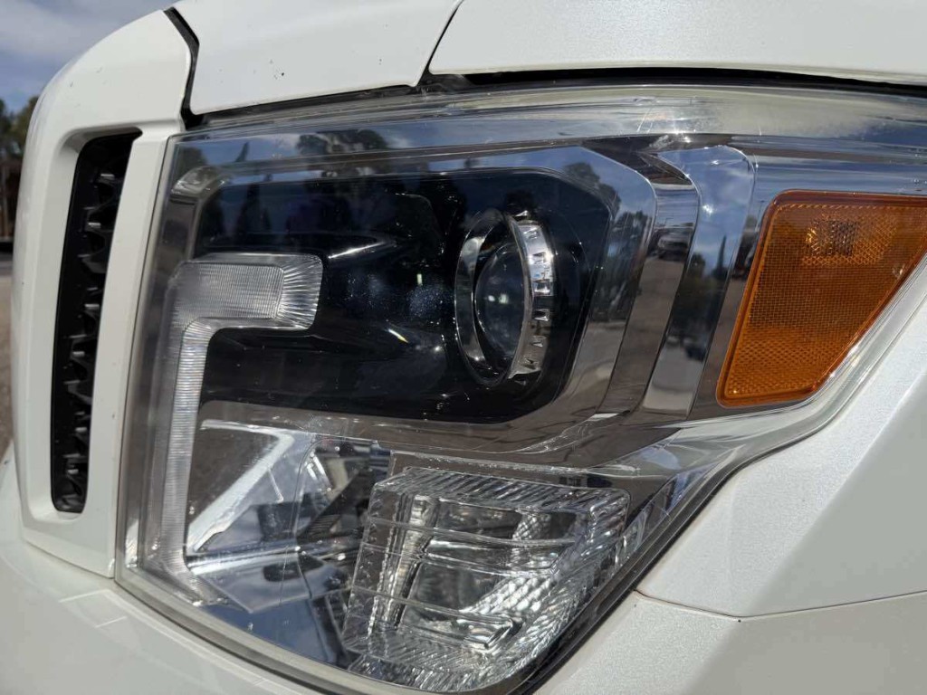 2018 Nissan Titan Image 10