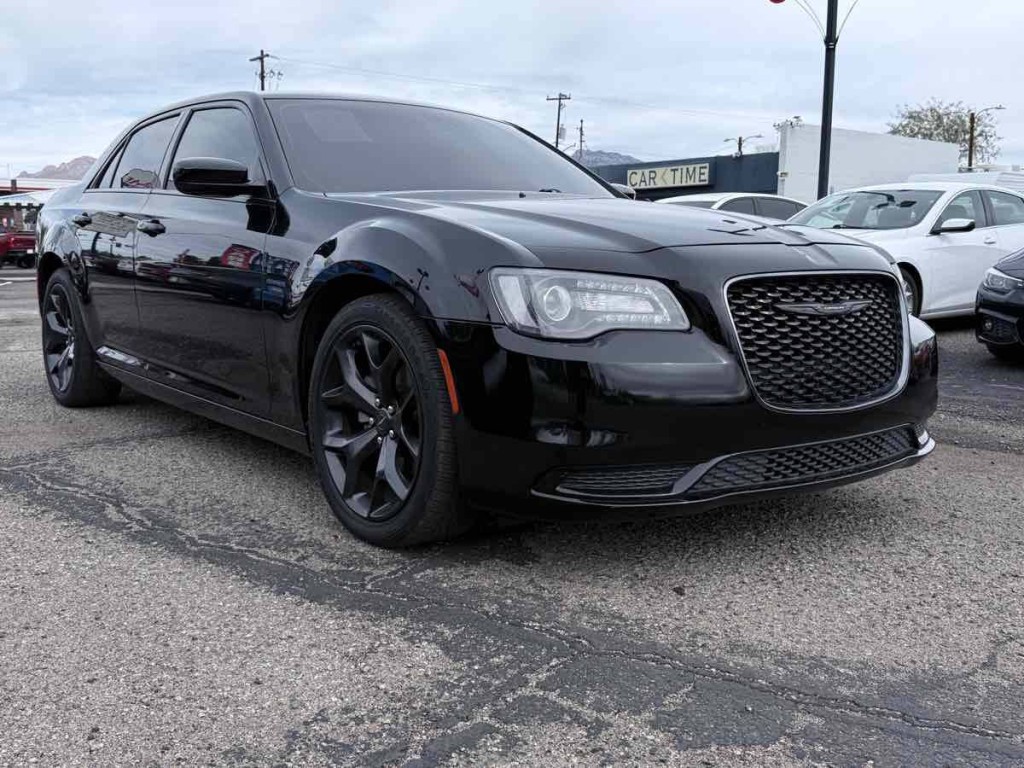 2022 Chrysler 300 Image 2