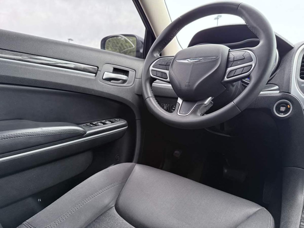2022 Chrysler 300 Image 14