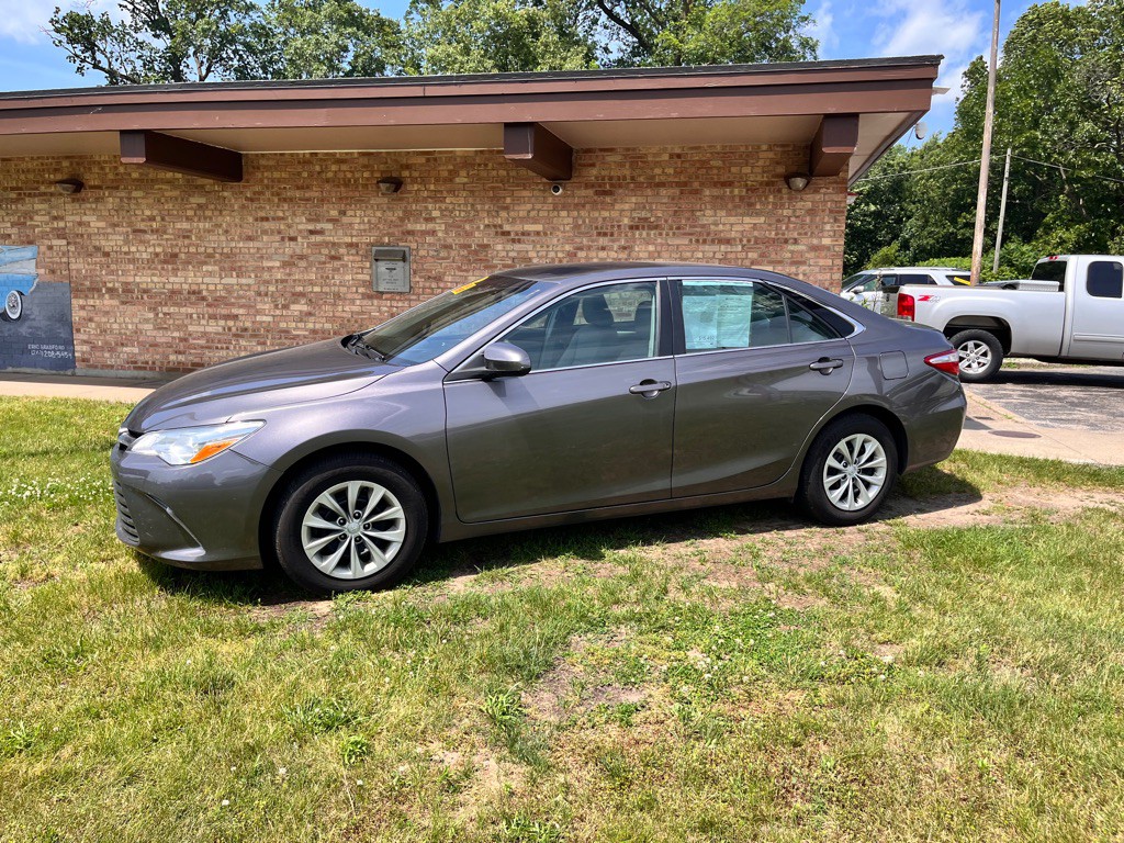 2016 Toyota Camry Image 2
