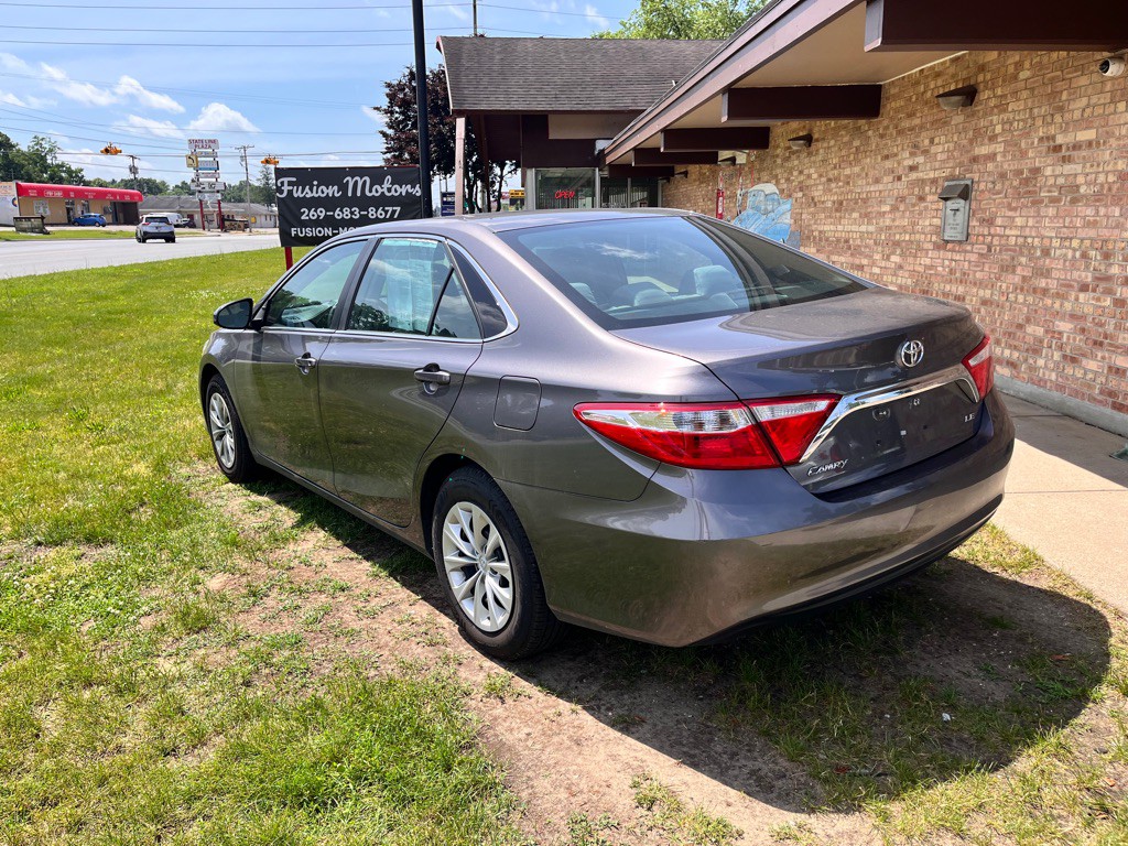 2016 Toyota Camry Image 4