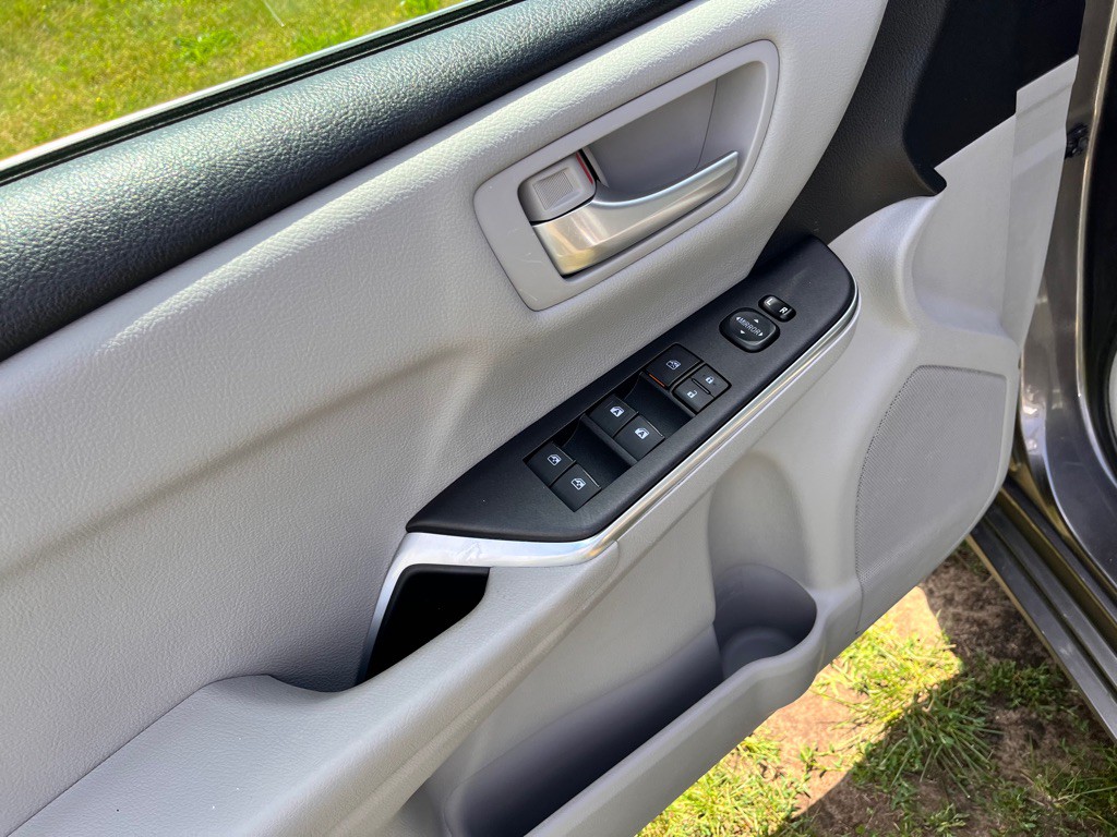 2016 Toyota Camry Image 16