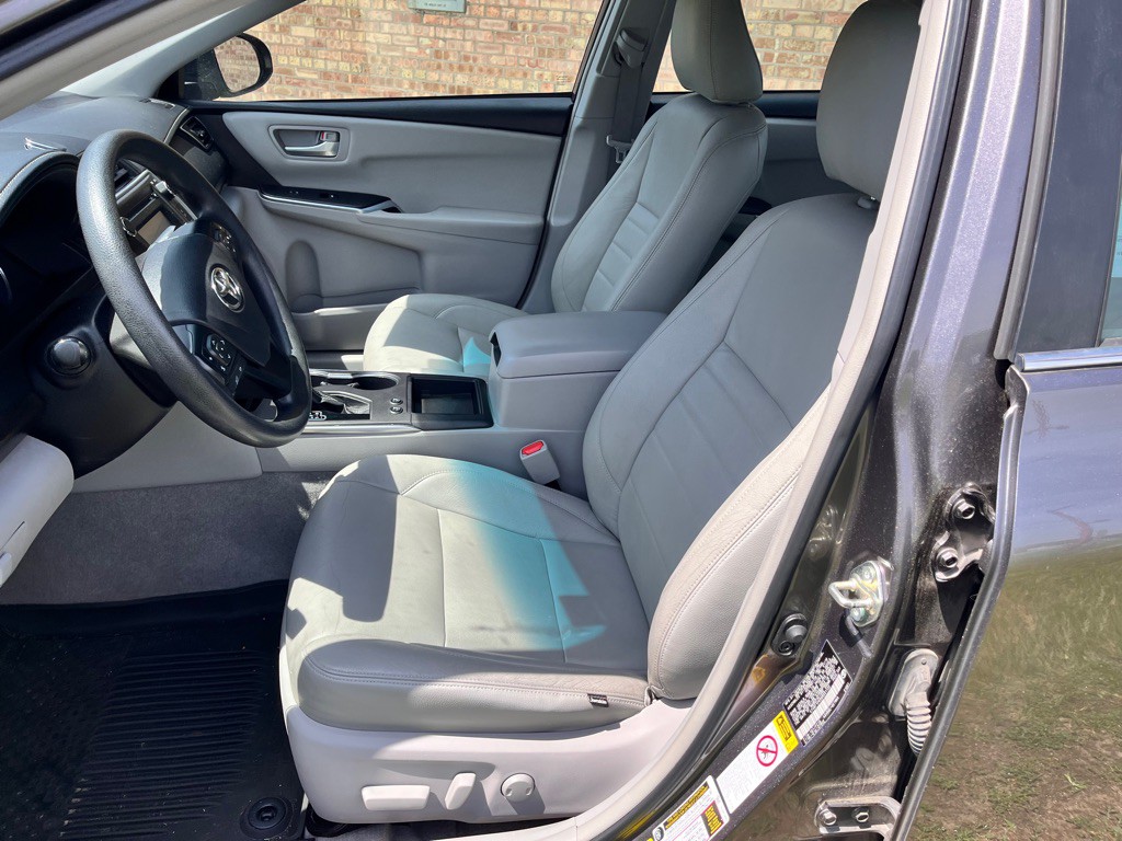 2016 Toyota Camry Image 18