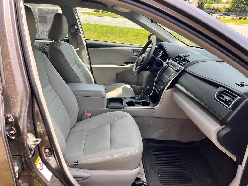 2016 Toyota Camry Image 19