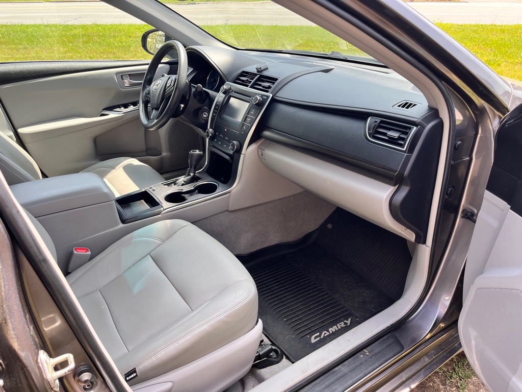 2016 Toyota Camry Image 20