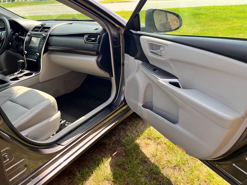 2016 Toyota Camry Image 21