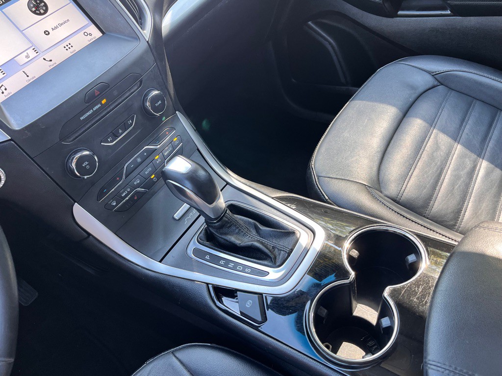 2017 Ford Edge Image 16