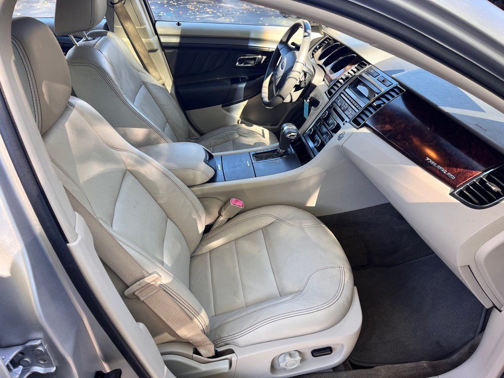 2011 Ford Taurus Image 12