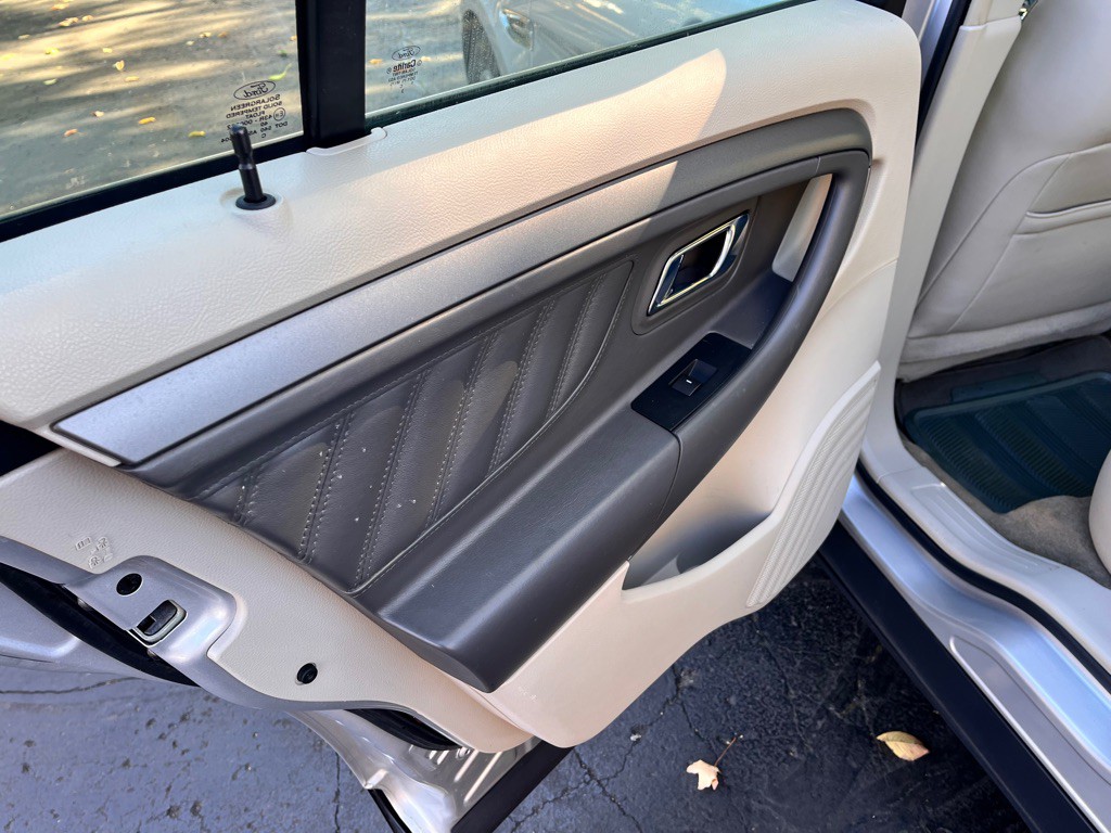 2011 Ford Taurus Image 16