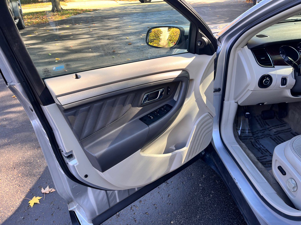 2011 Ford Taurus Image 18