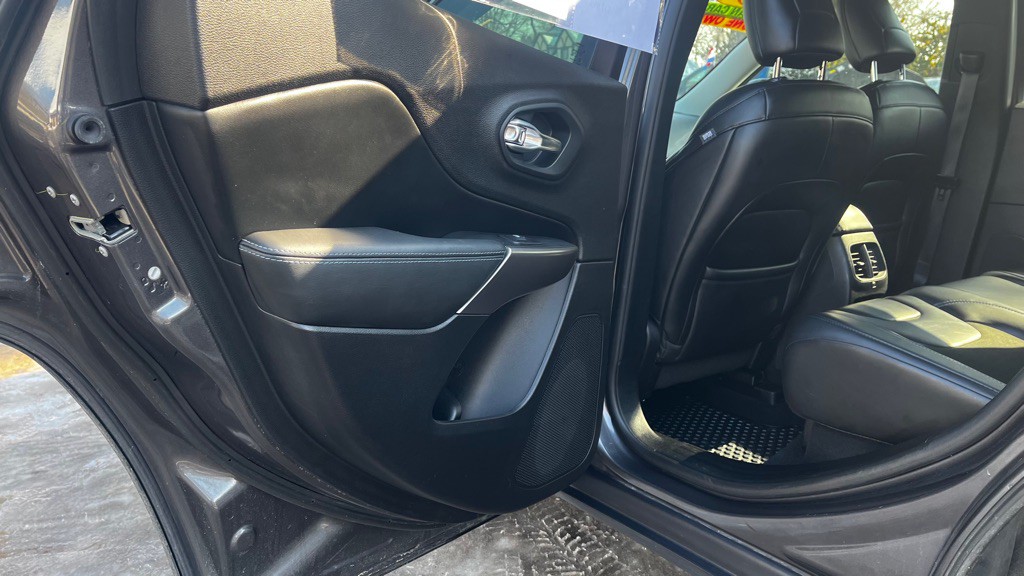 2019 Jeep Cherokee Image 32