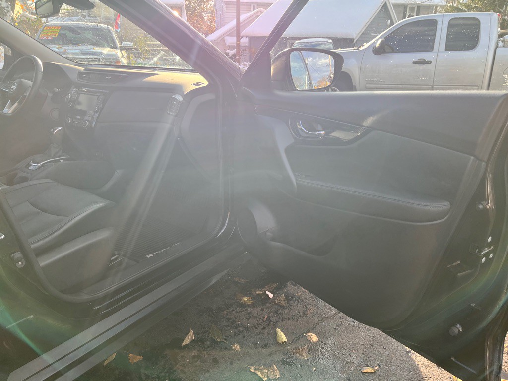 2018 Nissan Rogue Image 39