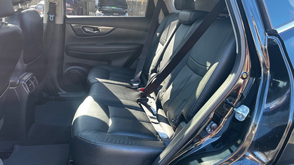 2017 Nissan Rogue Image 38