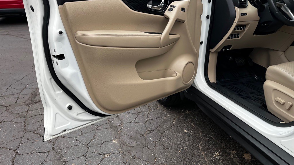 2017 Nissan Rogue Image 25