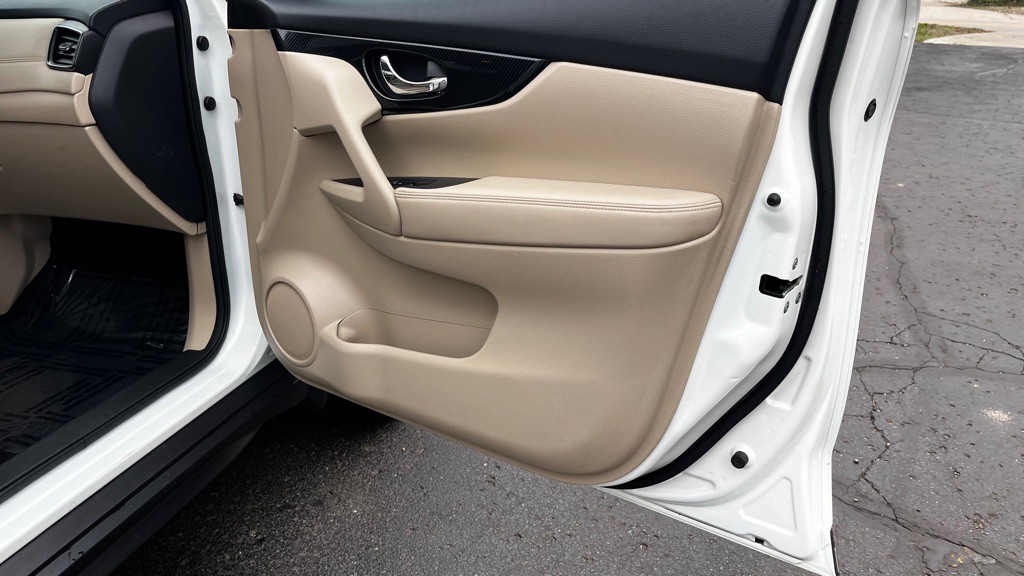 2017 Nissan Rogue Image 32