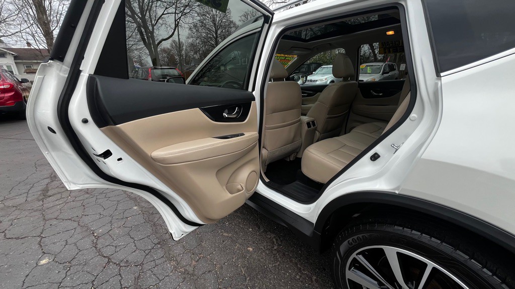 2017 Nissan Rogue Image 40