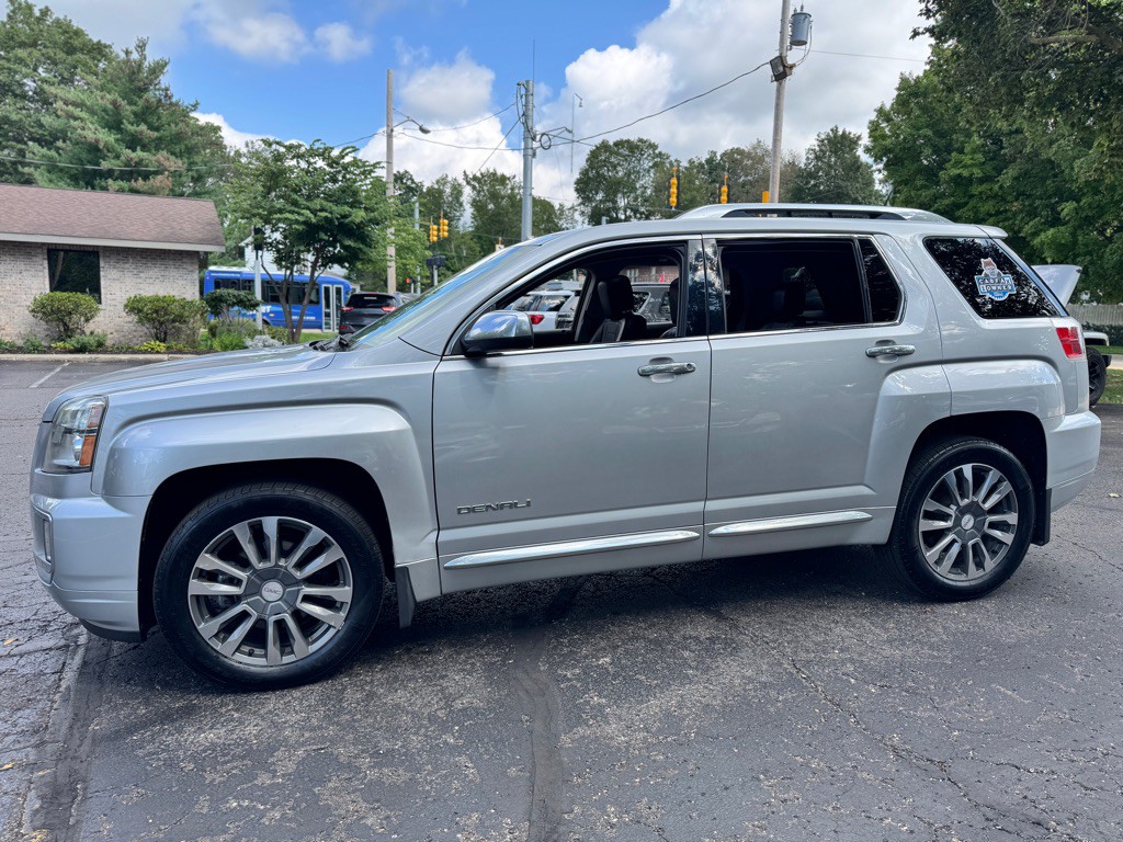 2017 GMC Terrain Image 2