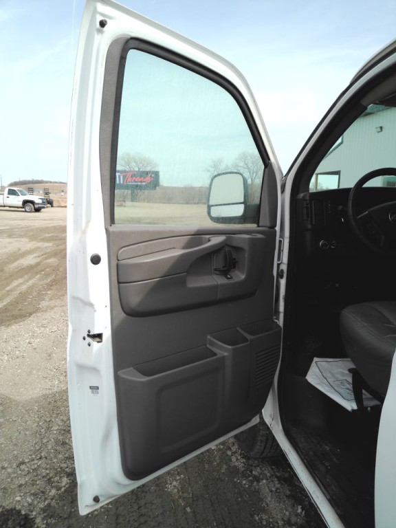 2015 Chevrolet Express Image 9