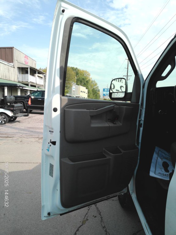 2017 Chevrolet Express Image 10