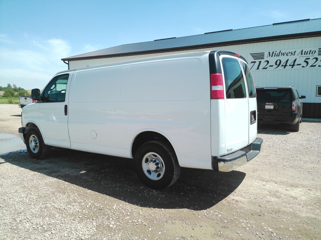 2017 Chevrolet Express Image 3