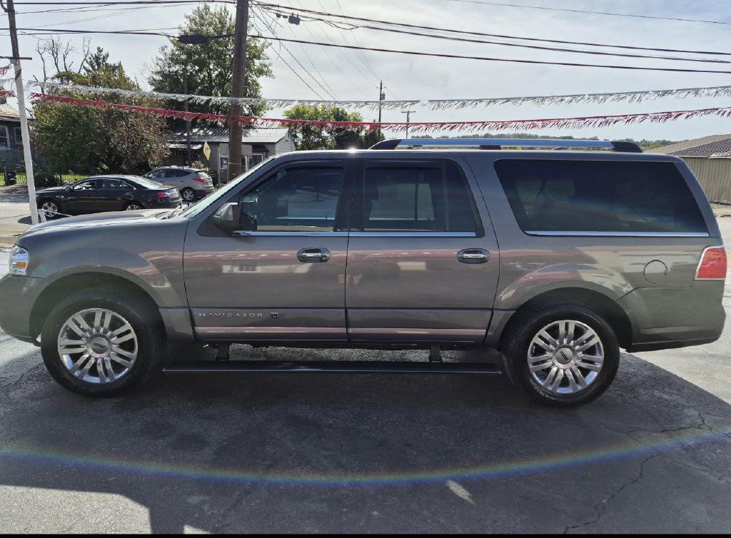 2014 Lincoln Navigator Image 2