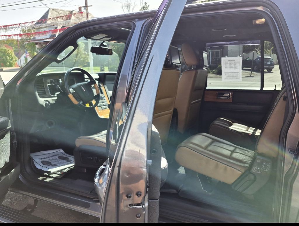 2014 Lincoln Navigator Image 9