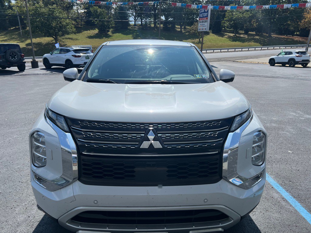 2022 Mitsubishi Outlander Image 1
