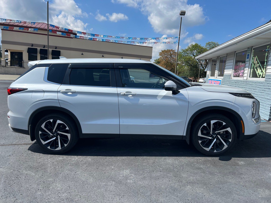 2022 Mitsubishi Outlander Image 2